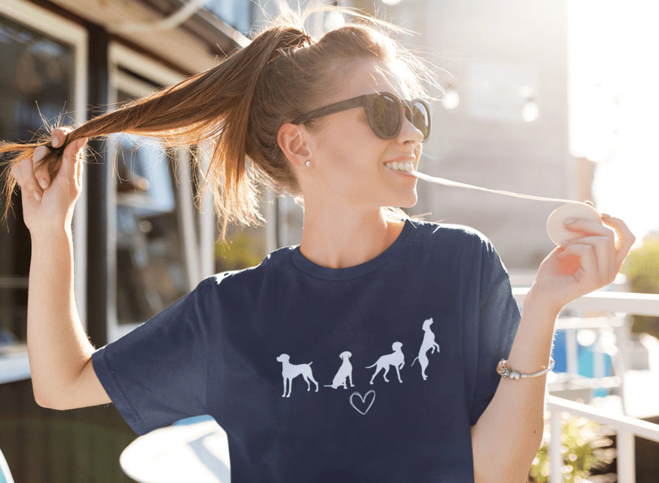 Vrouw in navy blauw T-shirt met wit silhouet van vier Vizsla-honden en hartje, geschikt voor hondenliefhebbers