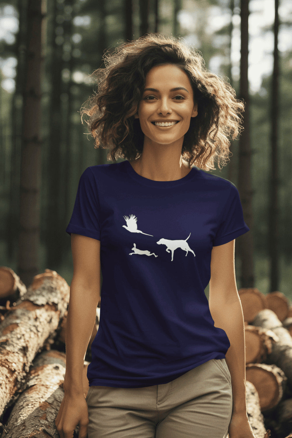 Vrouw in navy blauw T-shirt met Vizsla in voorststaande houding, haas en fazant – stijlvol shirt voor jachthondenliefhebbers
