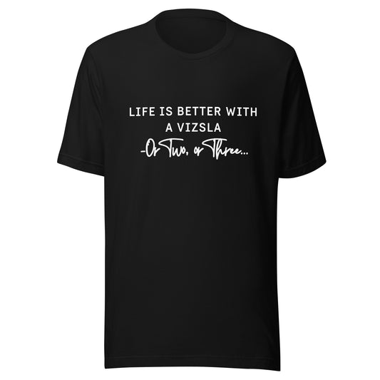 Zwarte vizsla T-shirt met de tekst Life Is Better With A Vizsla, Or Two, or Three