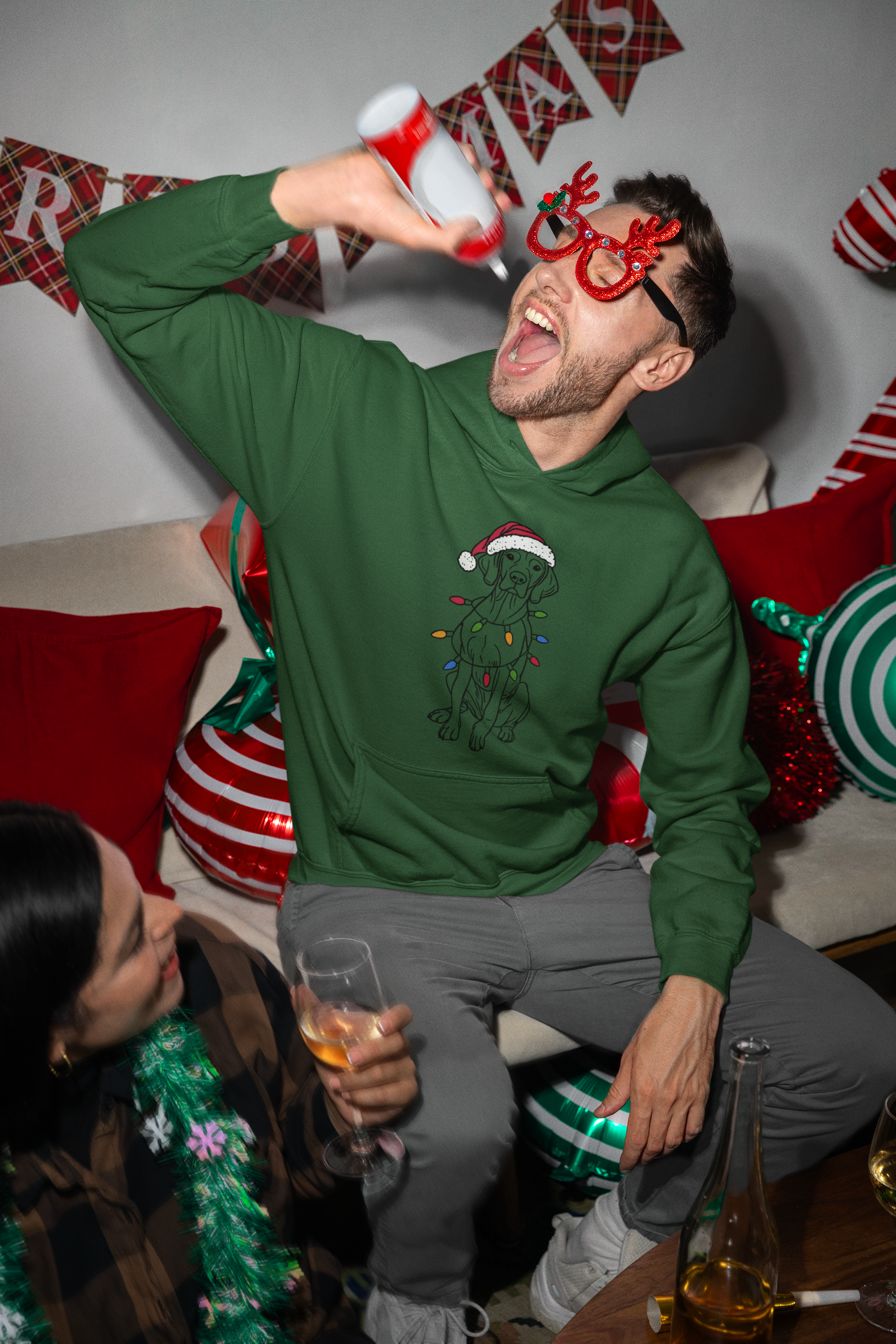 Man met groene vizsla kersttrui hoodie met kerstmuts en kerstlichtjes