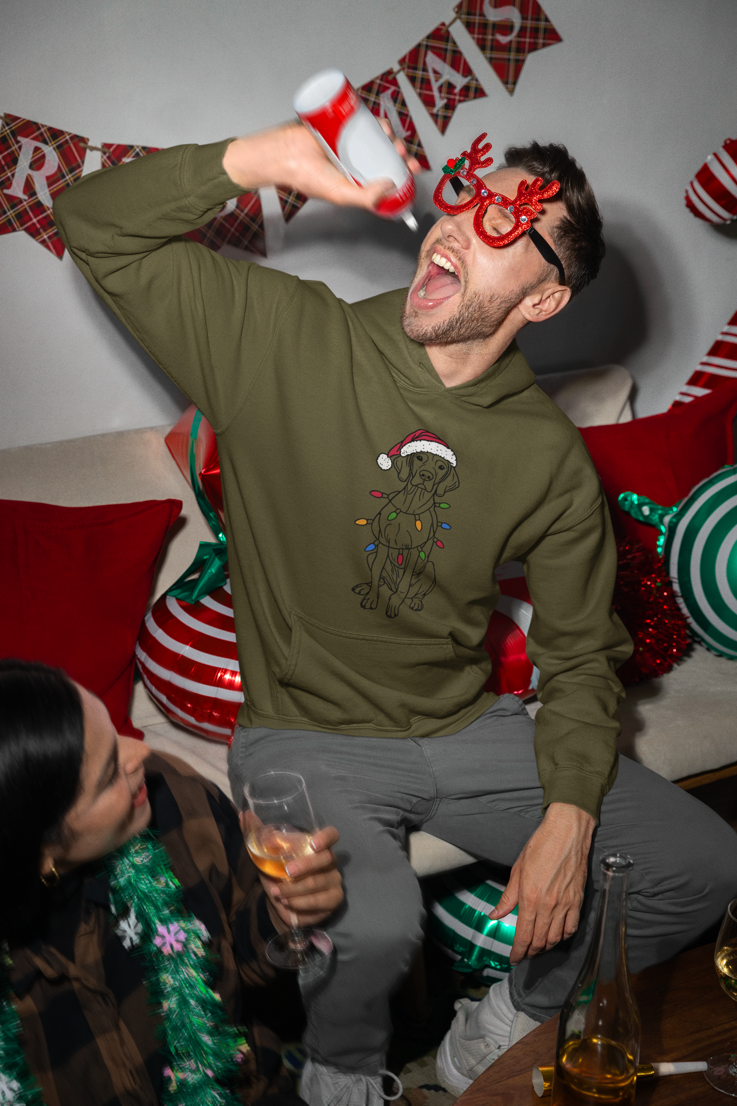 Man met leger groene vizsla kersttrui hoodie met kerstmuts en kerstlichtjes
