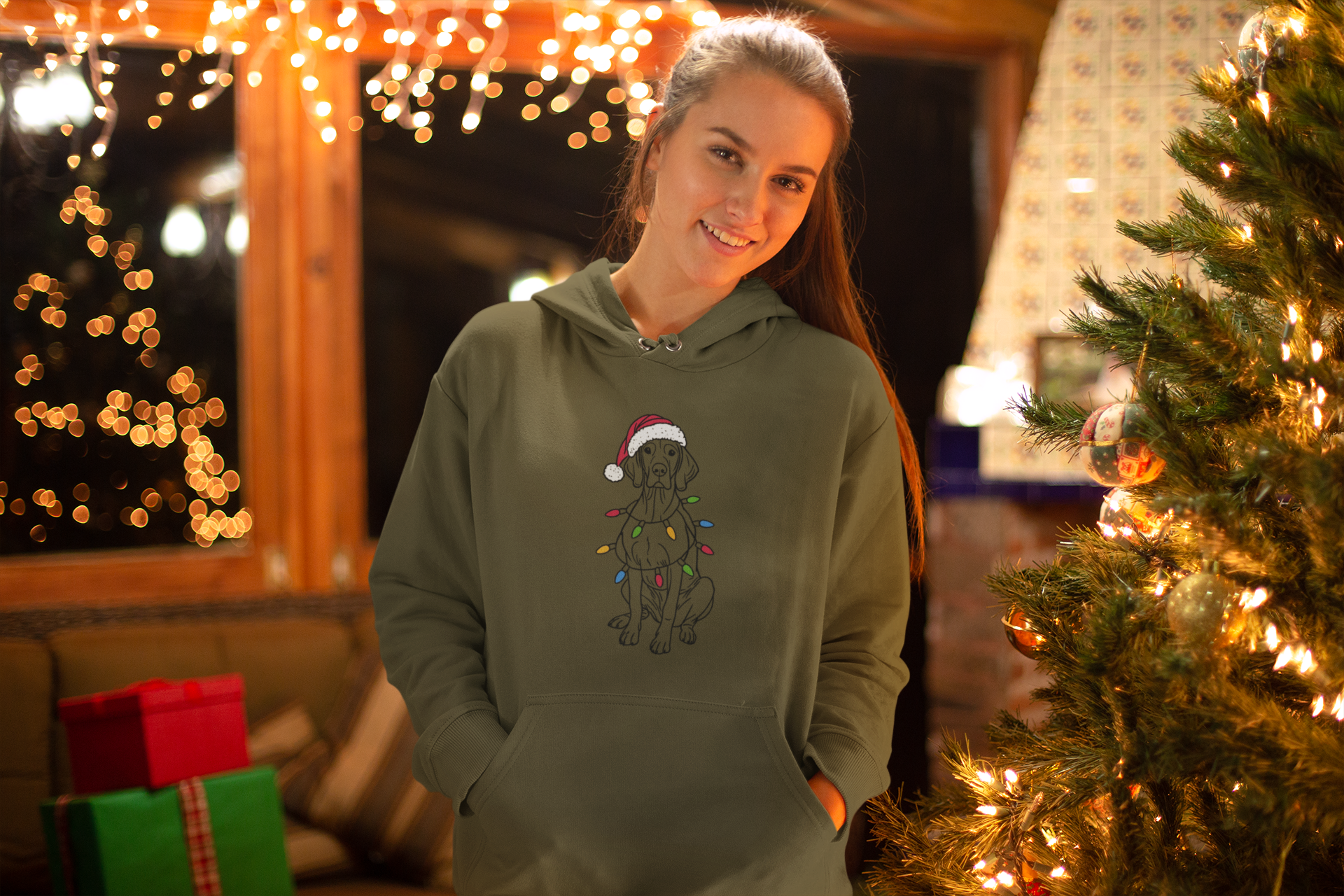 Vrouw met leger groene vizsla kersttrui hoodie met kerstmuts en kerstlichtjes