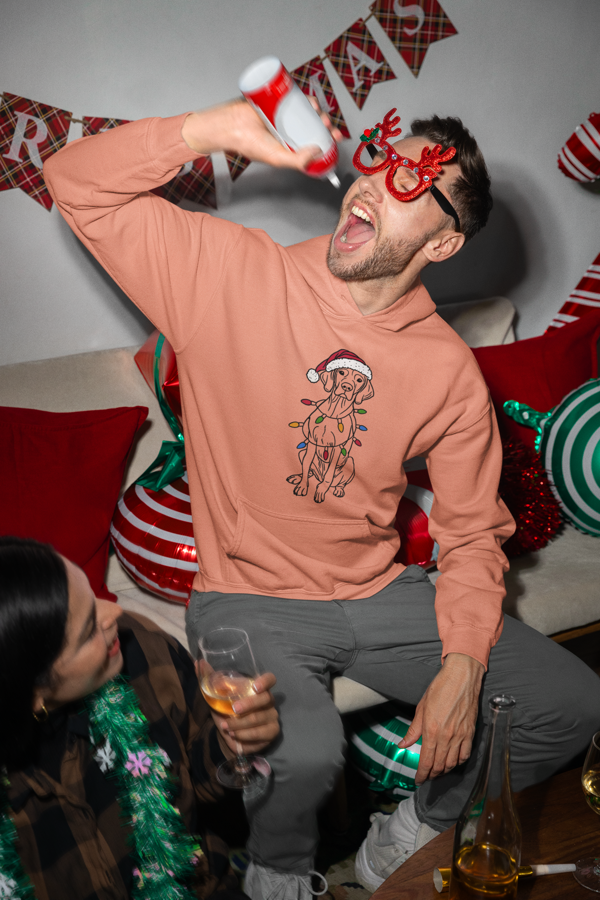 Man met roze vizsla kersttrui hoodie met kerstmuts en kerstlichtjes