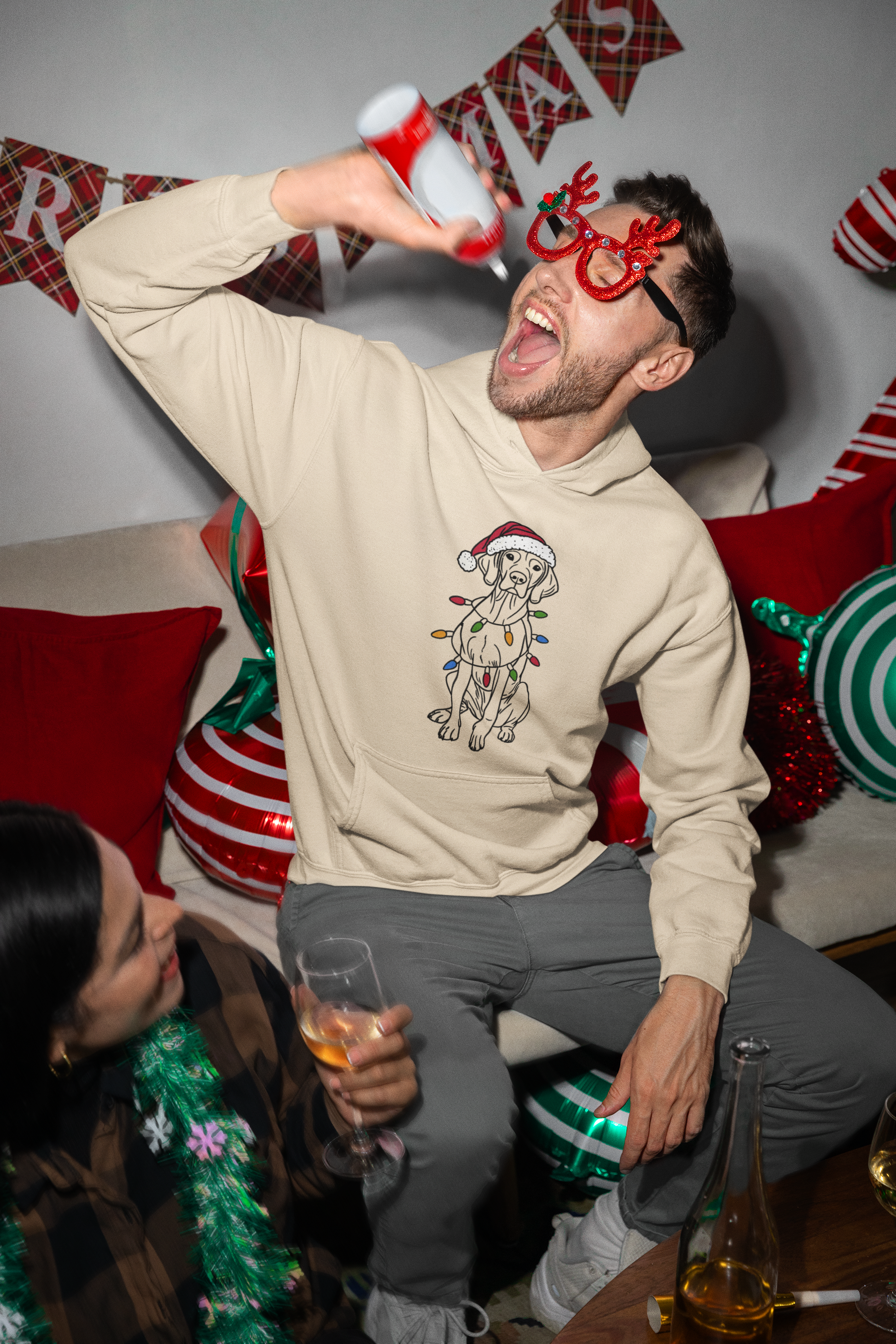 Man met beige vizsla kersttrui hoodie met kerstmuts en kerstlichtjes