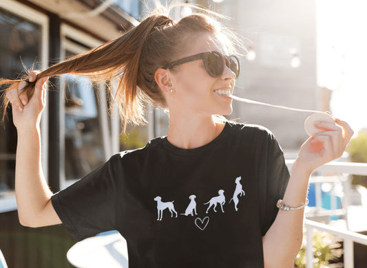 Vrouw in zwart T-shirt met wit silhouet van vier Vizsla honden en hartje, geschikt voor hondenliefhebbers.