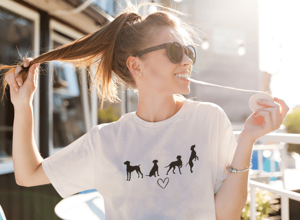 Vrouw in gebroken wit T-shirt met zwart silhouet van vier Vizsla-honden en hartje, geschikt voor hondenliefhebbers