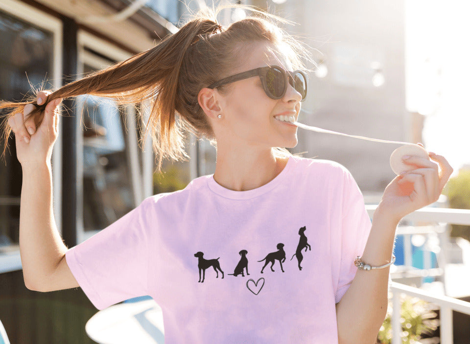 Vrouw in roze T-shirt met zwart silhouet van vier Vizsla-honden en hartje, geschikt voor hondenliefhebbers