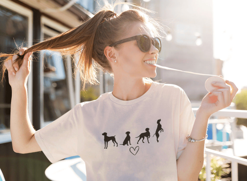 Vrouw in beige T-shirt met zwart silhouet van vier Vizsla-honden en hartje, geschikt voor hondenliefhebbers
