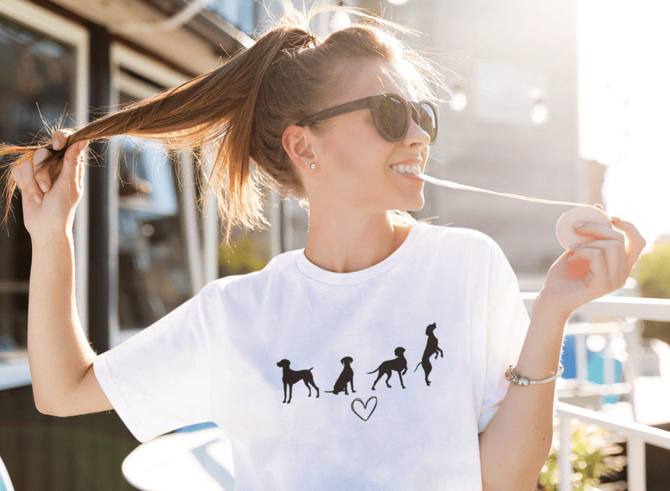 Vrouw in Wit T-shirt met zwart silhouet van vier Vizsla-honden en hartje, geschikt voor hondenliefhebbers