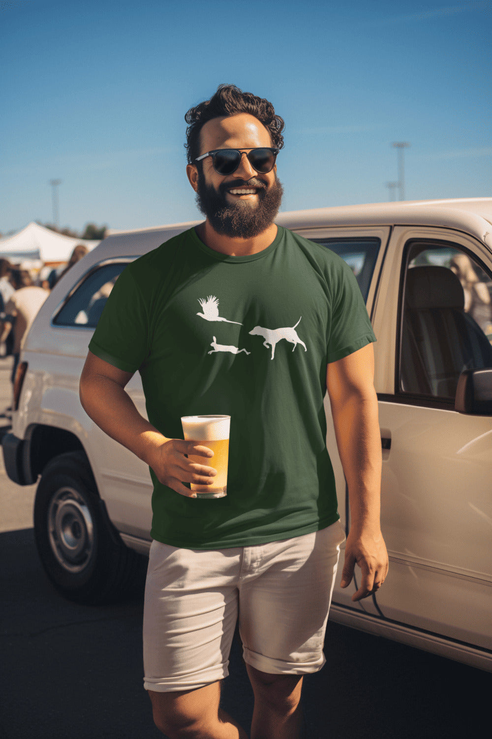 Man in groen T-shirt met Vizsla in voorststaande houding, haas en fazant – stijlvol shirt voor jachthondenliefhebbers