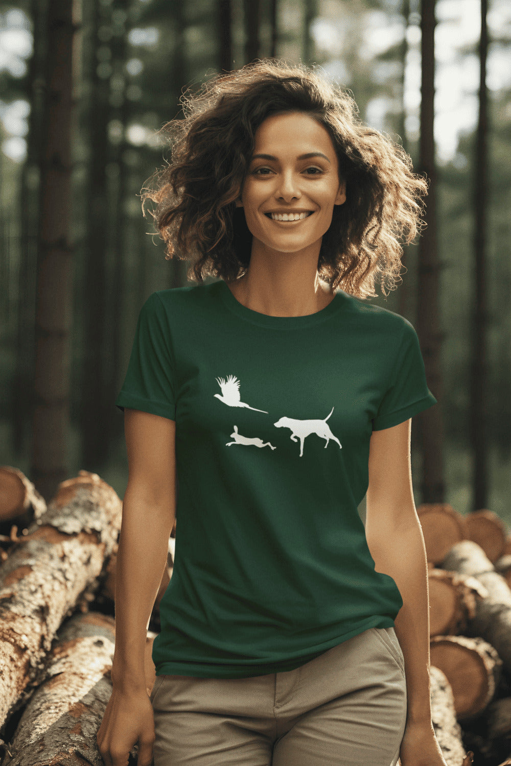 vrouw in groen T-shirt met Vizsla in voorststaande houding, haas en fazant – stijlvol shirt voor jachthondenliefhebbers