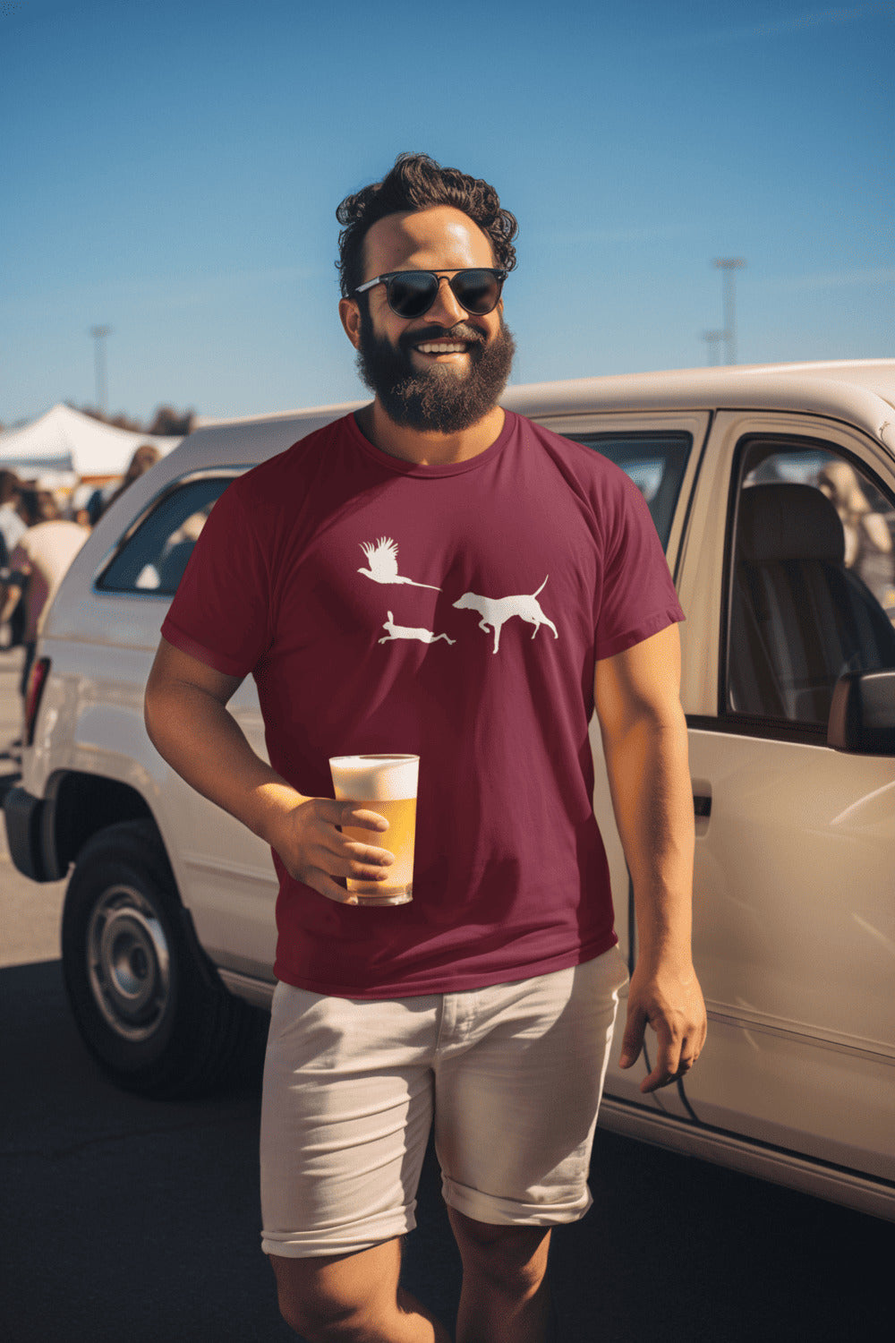 Man in marroon T-shirt met Vizsla in voorststaande houding, haas en fazant – stijlvol shirt voor jachthondenliefhebbers