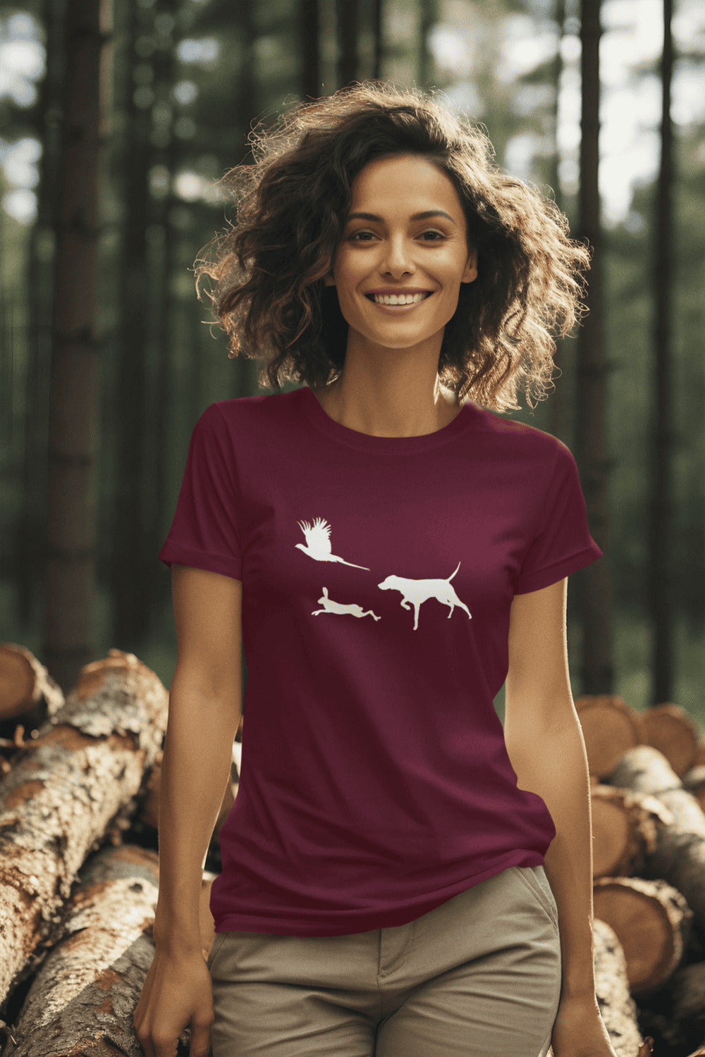 Vrouw in Marroon T-shirt met Vizsla in voorststaande houding, haas en fazant – stijlvol shirt voor jachthondenliefhebbers