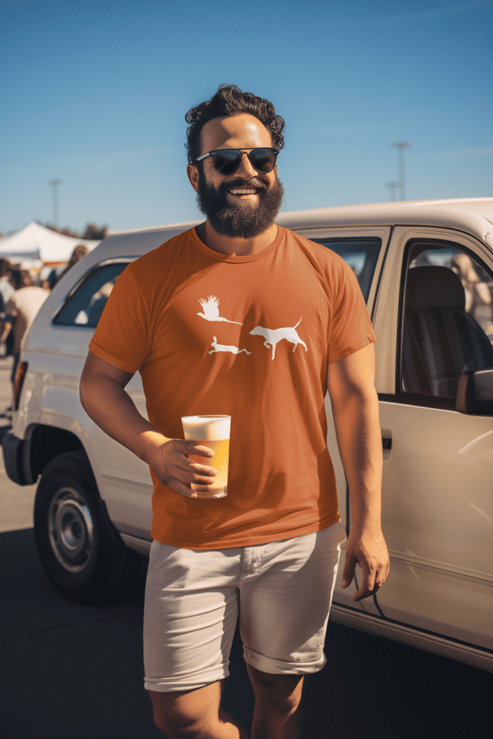 Man in oranje T-shirt met Vizsla in voorststaande houding, haas en fazant – stijlvol shirt voor jachthondenliefhebbers