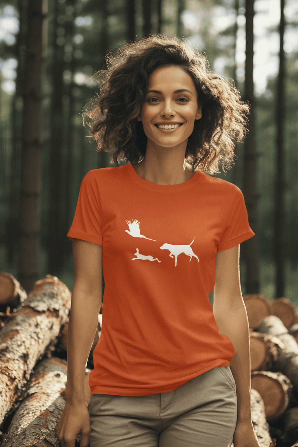 Vrouw in oranje T-shirt met Vizsla in voorststaande houding, haas en fazant – stijlvol shirt voor jachthondenliefhebbers