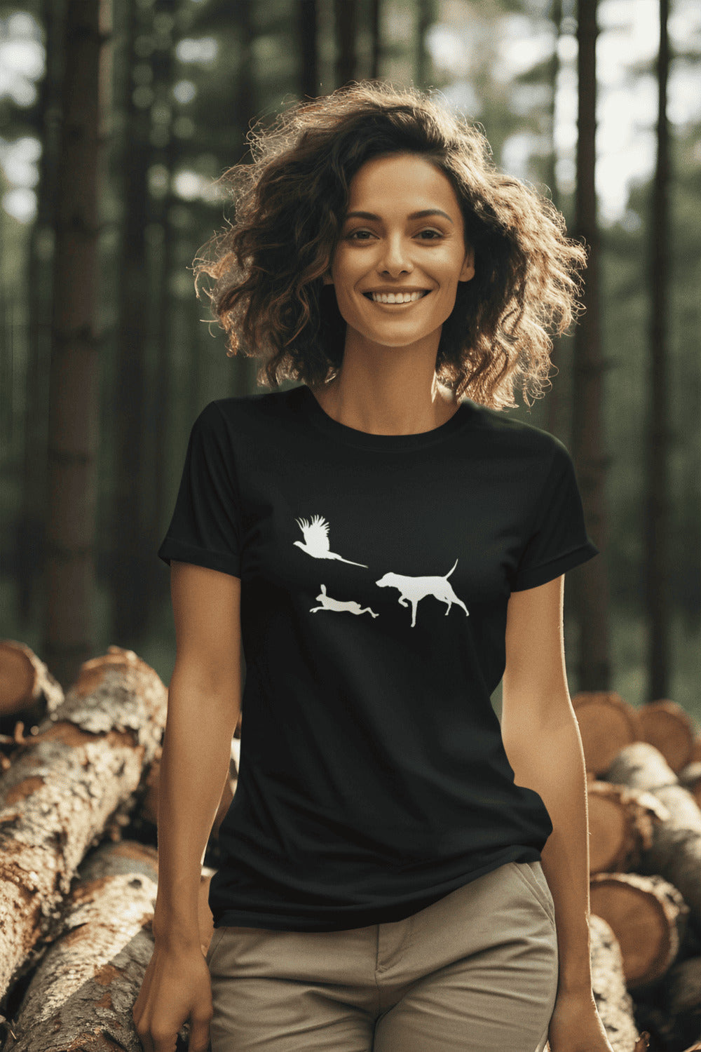Vrouw in Zwart T-shirt met Vizsla in voorststaande houding, haas en fazant – stijlvol shirt voor jachthondenliefhebbers