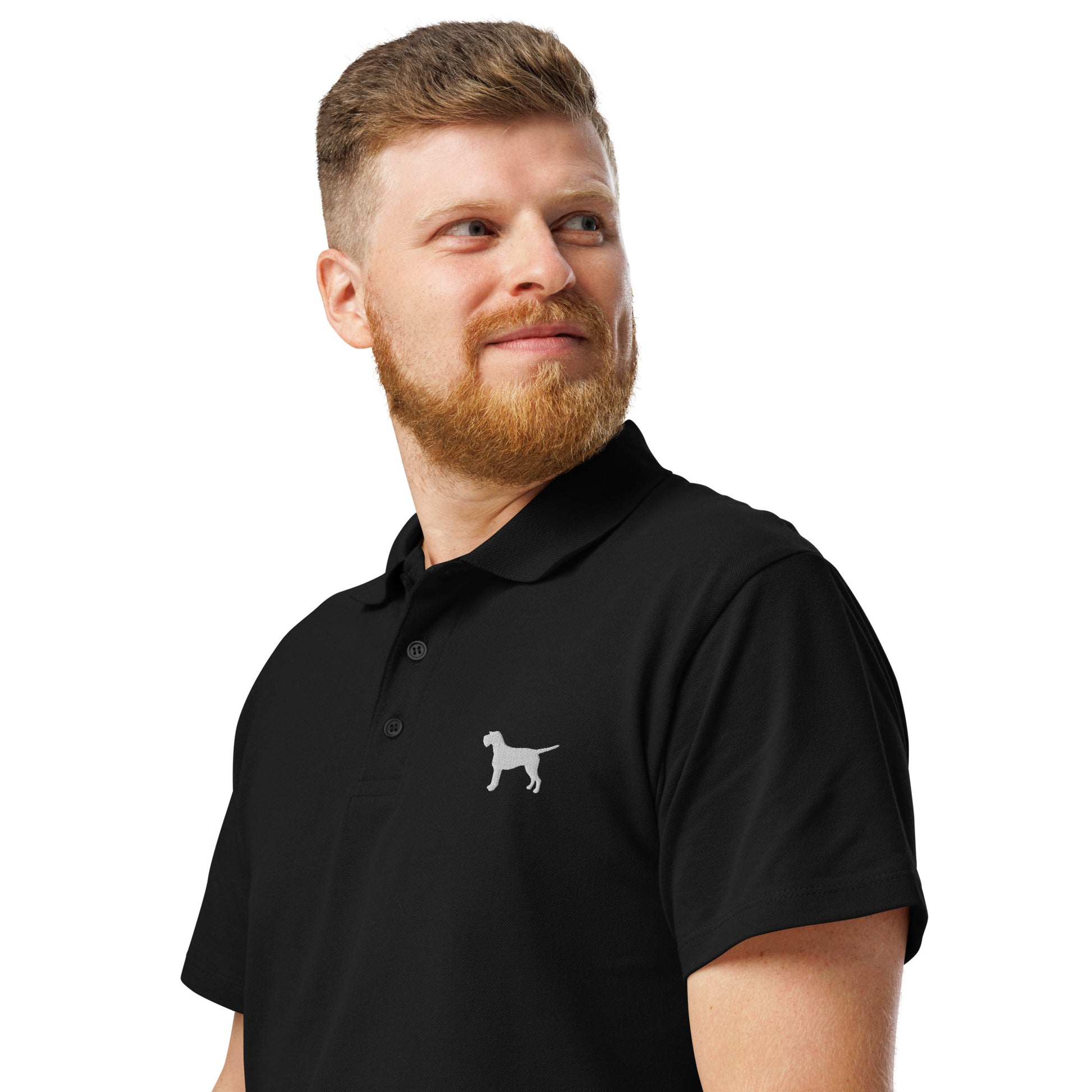 zwarte unisex polo met geborduurde duitse staande draadhaar, gedragen door man – schuin aanzicht van het jachthondenshirt.