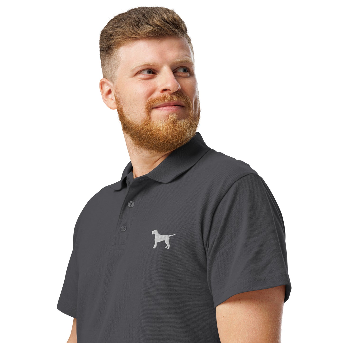 grijze unisex polo met geborduurde duitse staande draadhaar, gedragen door man – schuin aanzicht van het jachthondenshirt.