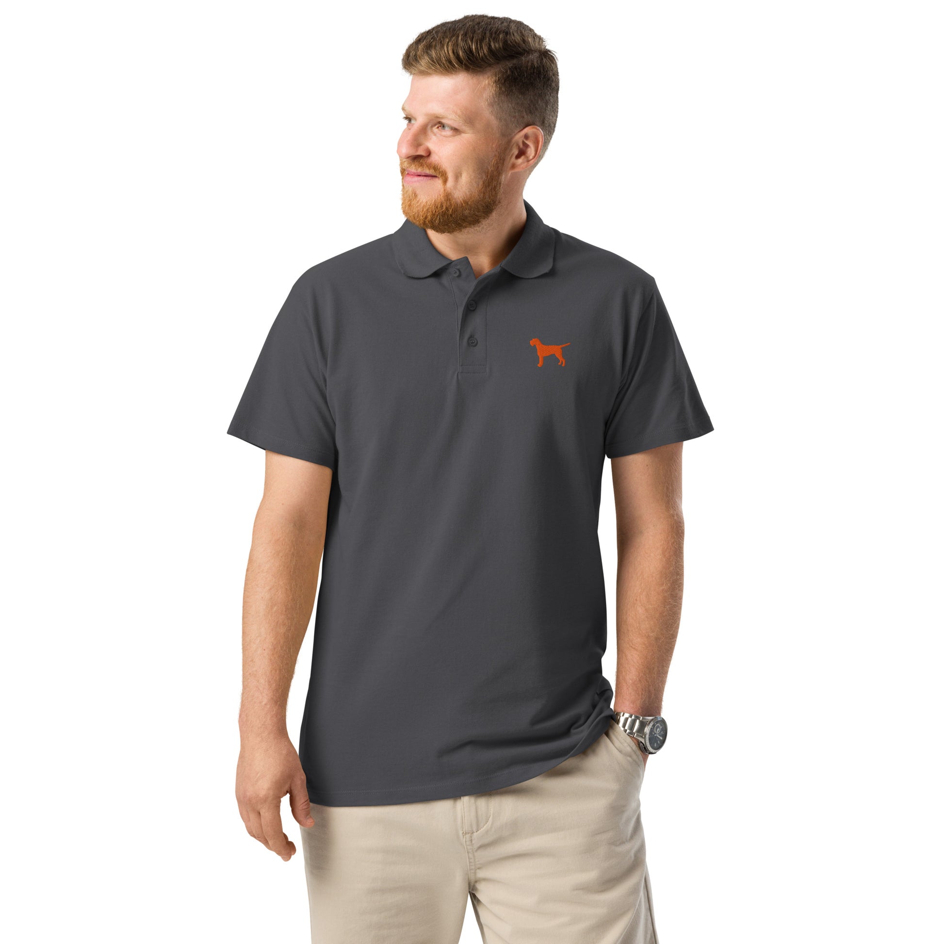 grijze unisex polo met geborduurde Vizsla Draadhaar, gedragen door man – schuin aanzicht van het jachthondenshirt.